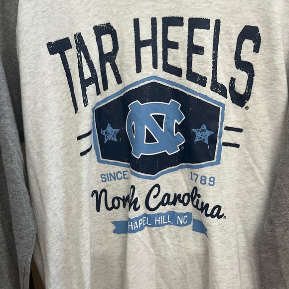 NWT North Carolina Tar Heels UNC Crewneck Light Weight Sweatshirt - Picture 2 of 8